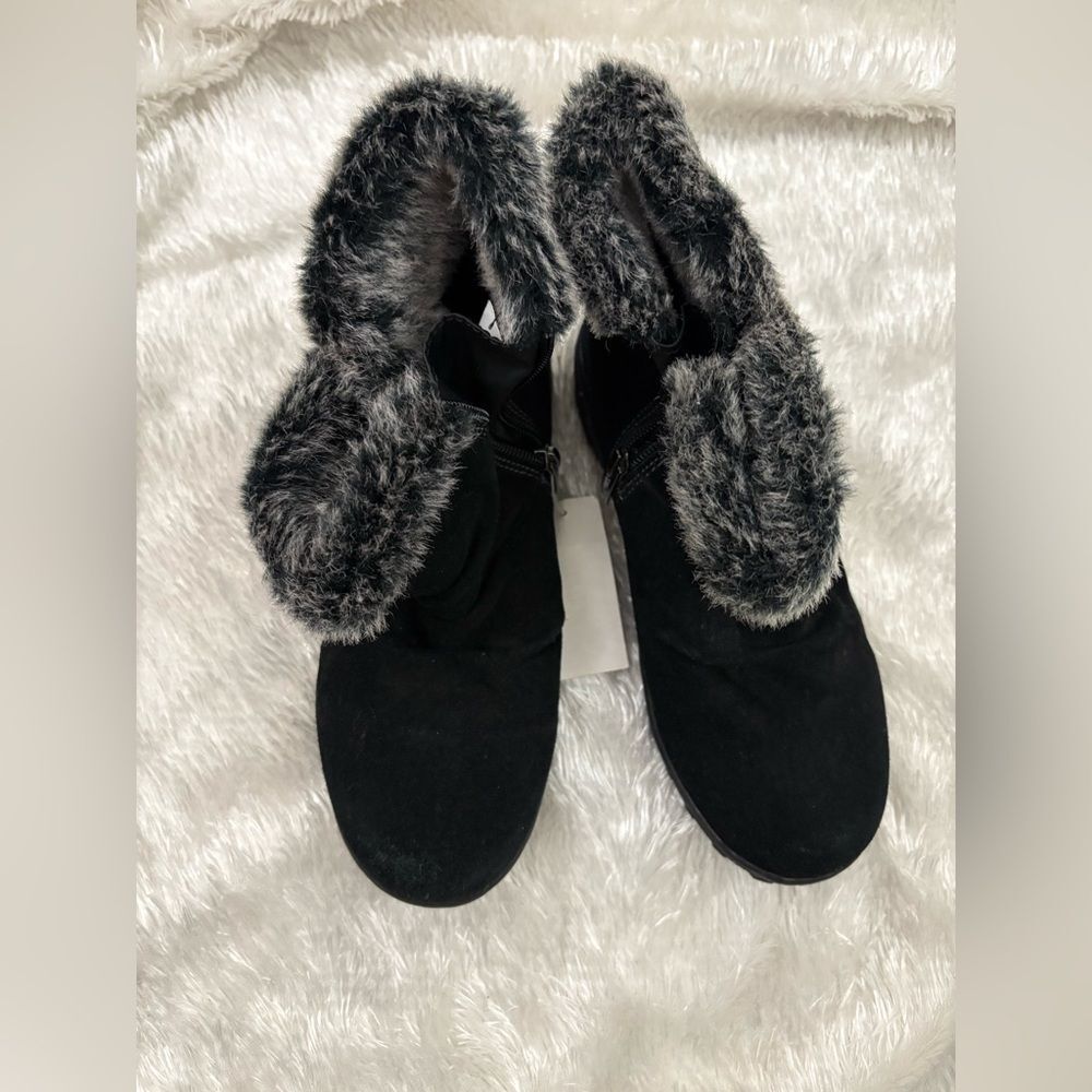 Khombu black suede low boots with faux fur trim size 7